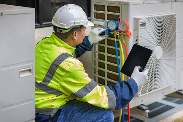 Professional Hvac technician working in Tampa, FL